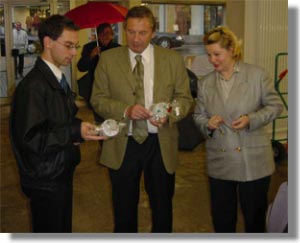 Landrat Bernd Hering mit Grimmlers Haus Tasse