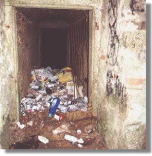 Müll im Kellereingang
