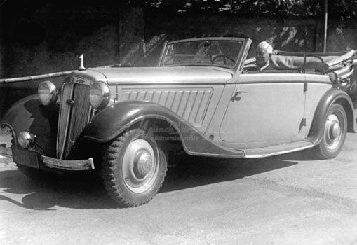 Horch in an Audi in front of the Schoedel's Villa